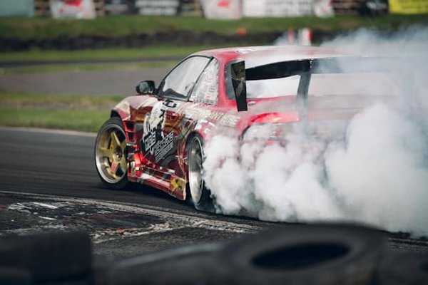 What's the Best Strategy for Securing a High-Performance Radiator in a Drift Car?